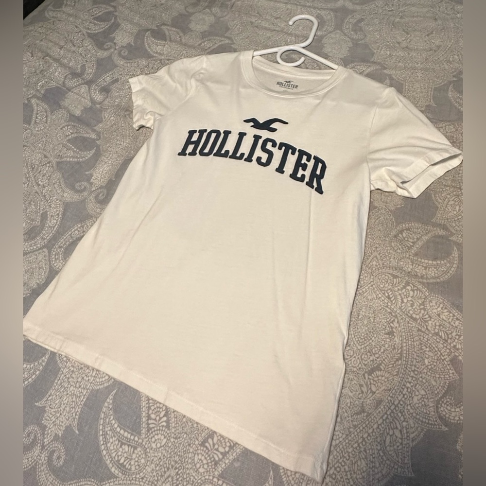 Hollister T-Shirt (Women’s) | White | NWOT. XS.